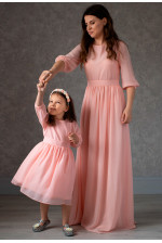 Персикові сукні мама та донька